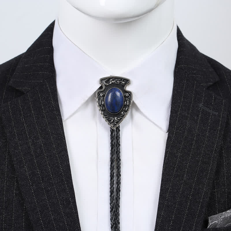 Bolotie mit Anhänger aus Kunststein im Tribal-Stil mit Pfeilen