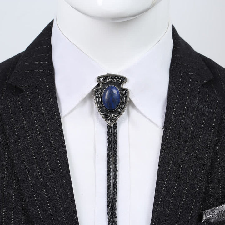 Bolotie mit Anhänger aus Kunststein im Tribal-Stil mit Pfeilen