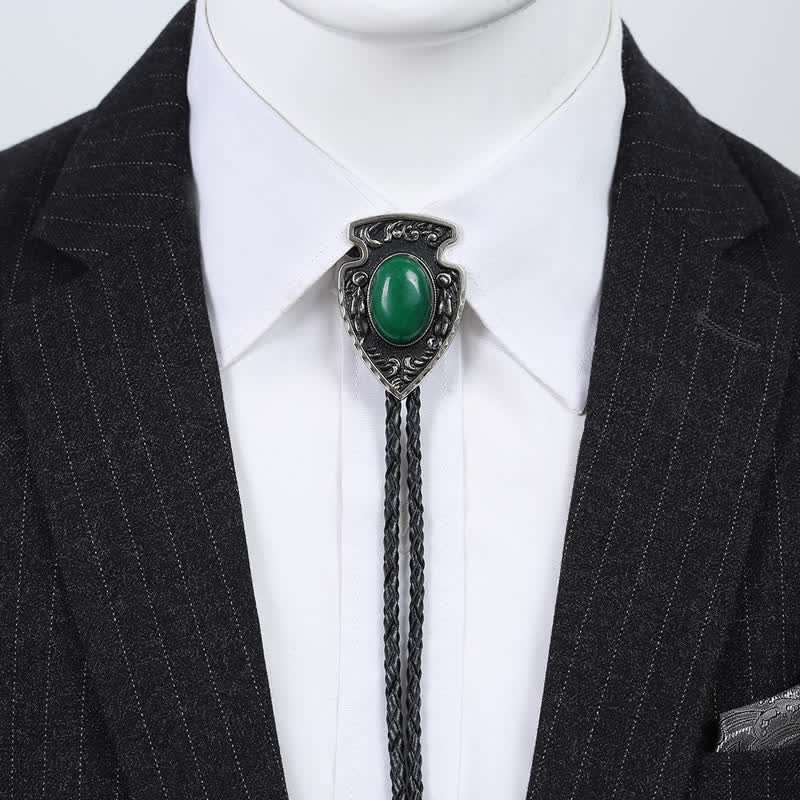 Bolotie mit Anhänger aus Kunststein im Tribal-Stil mit Pfeilen