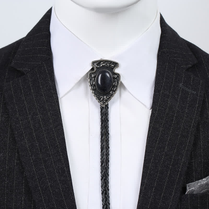 Bolotie mit Anhänger aus Kunststein im Tribal-Stil mit Pfeilen