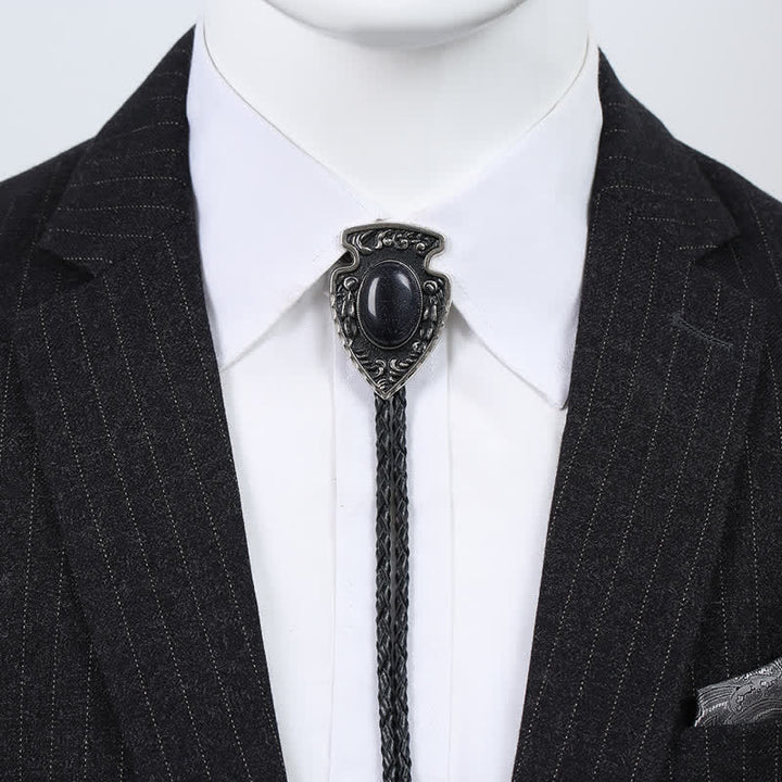 Bolotie mit Anhänger aus Kunststein im Tribal-Stil mit Pfeilen