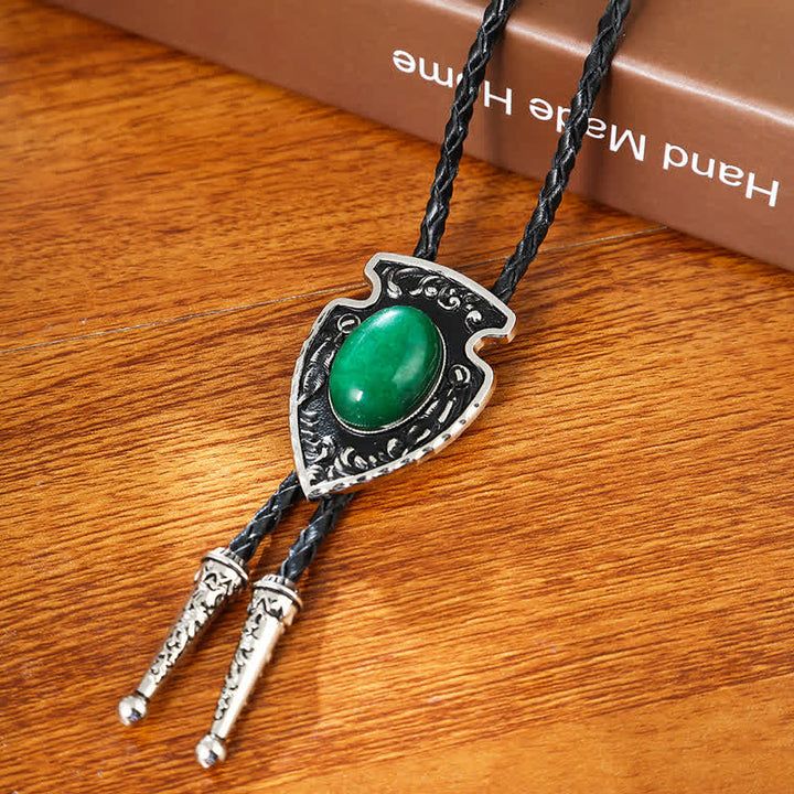 Bolotie mit Anhänger aus Kunststein im Tribal-Stil mit Pfeilen
