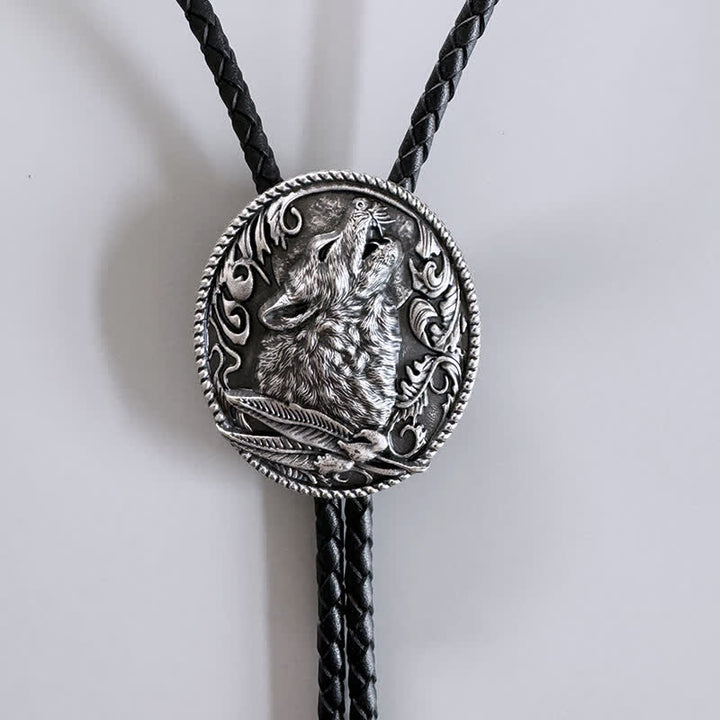 Bolotie mit heulendem Wolfskopf und Blättern