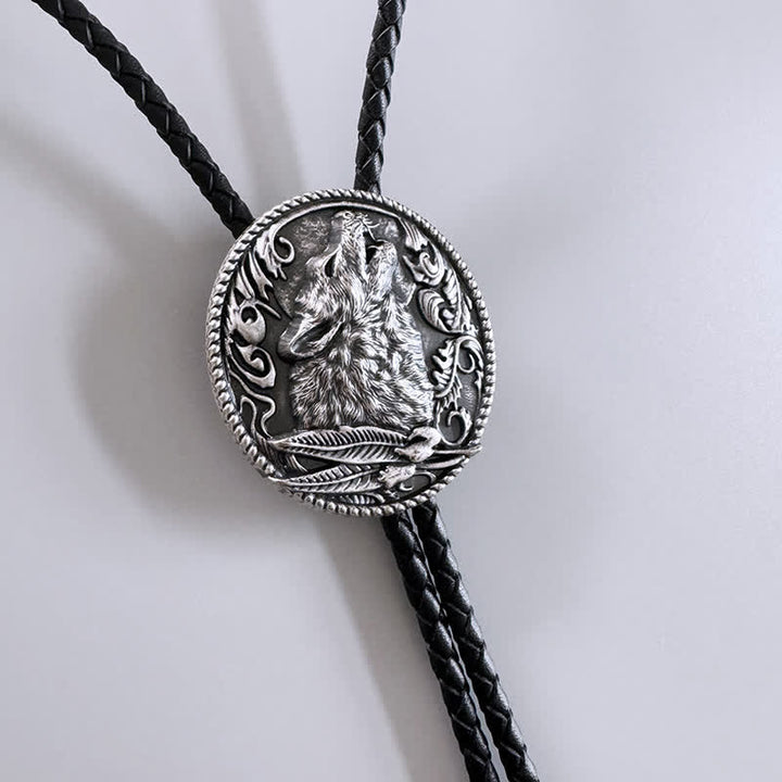 Bolotie mit heulendem Wolfskopf und Blättern