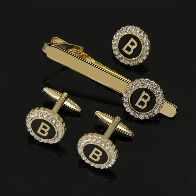 3-teiliges Set aus goldenen Krawattenklammern und Broschen mit 26 Großbuchstaben für Herren - B - image 1