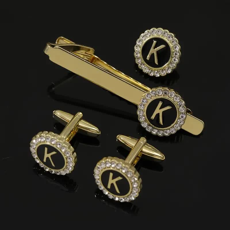 3-teiliges Set aus goldenen Krawattenklammern und Broschen mit 26 Großbuchstaben für Herren - K - image 10