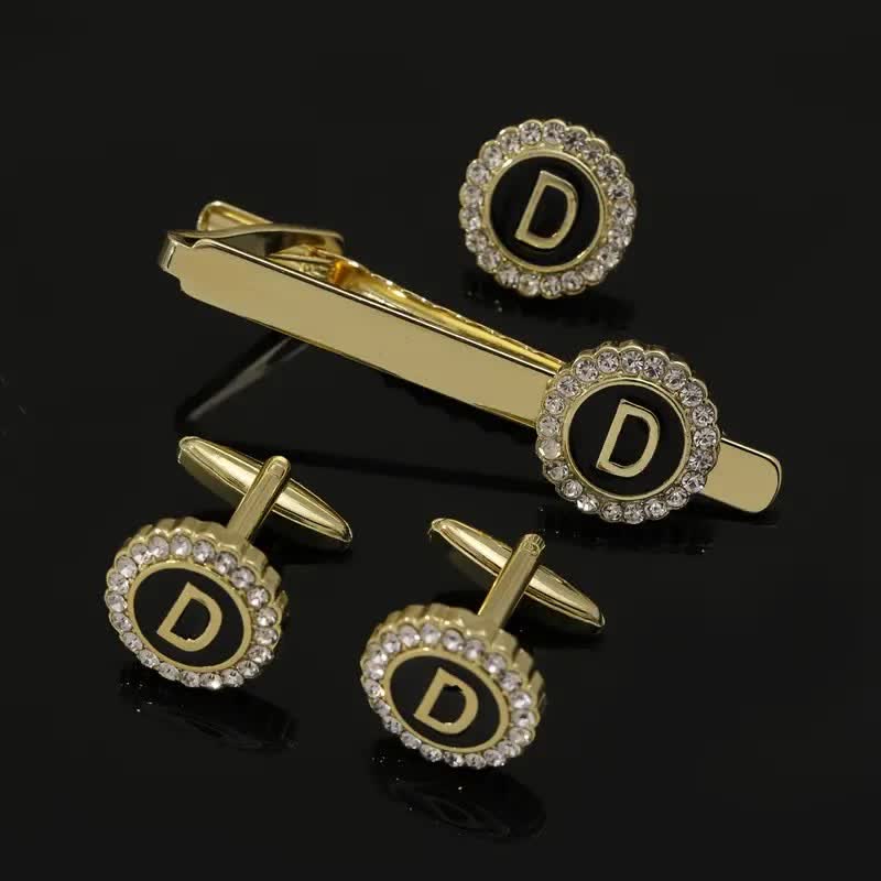 3-teiliges Set aus goldenen Krawattenklammern und Broschen mit 26 Großbuchstaben für Herren - D - image 3