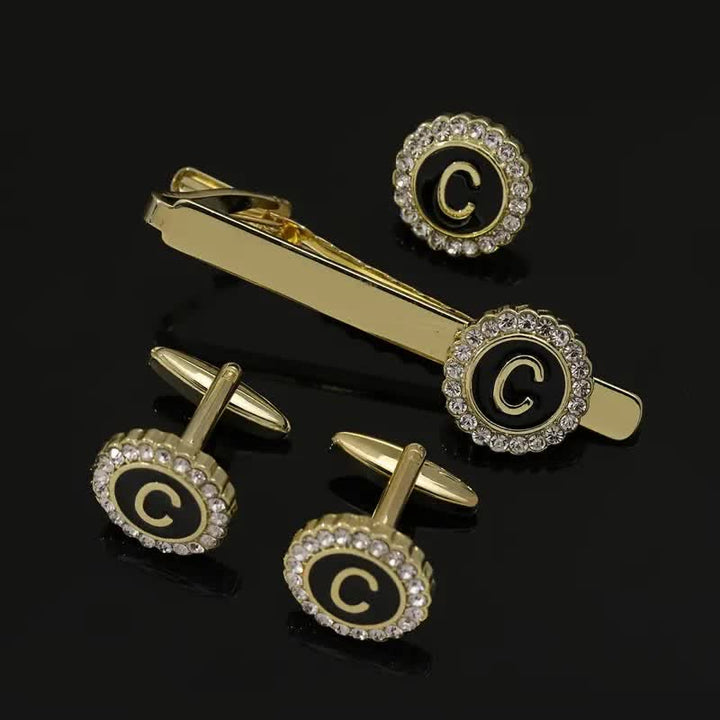 3-teiliges Set aus goldenen Krawattenklammern und Broschen mit 26 Großbuchstaben für Herren - C - image 2