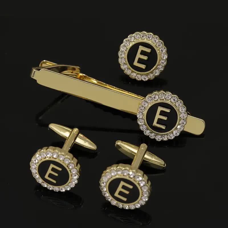 3-teiliges Set aus goldenen Krawattenklammern und Broschen mit 26 Großbuchstaben für Herren - E - image 4