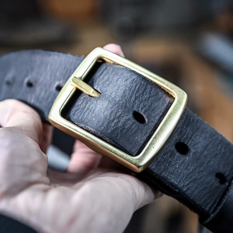 Lässiger handgefertigter Distressed-Ledergürtel mit Messingschnalle