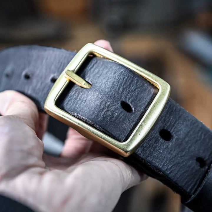 Lässiger handgefertigter Distressed-Ledergürtel mit Messingschnalle