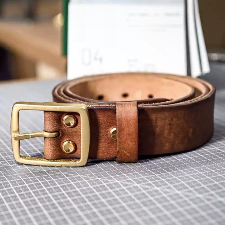 Lässiger handgefertigter Distressed-Ledergürtel mit Messingschnalle