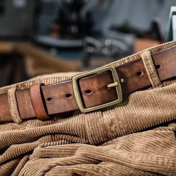 Lässiger handgefertigter Distressed-Ledergürtel mit Messingschnalle