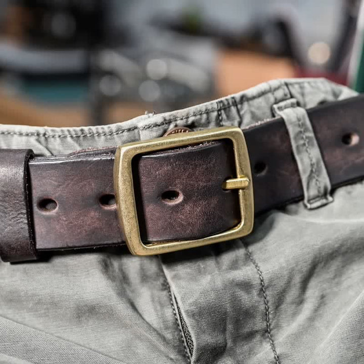 Lässiger handgefertigter Distressed-Ledergürtel mit Messingschnalle