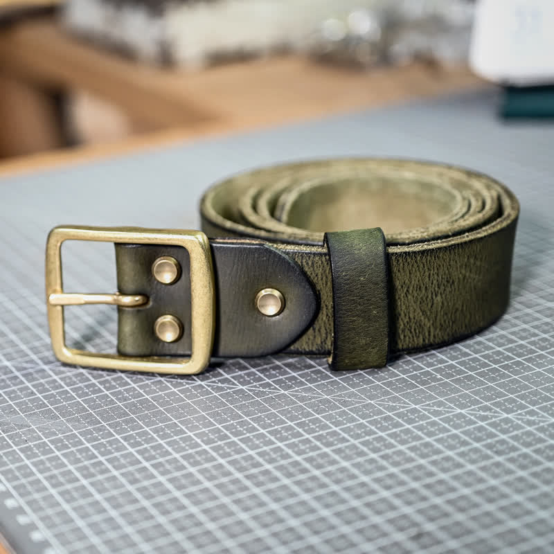 Lässiger handgefertigter Distressed-Ledergürtel mit Messingschnalle