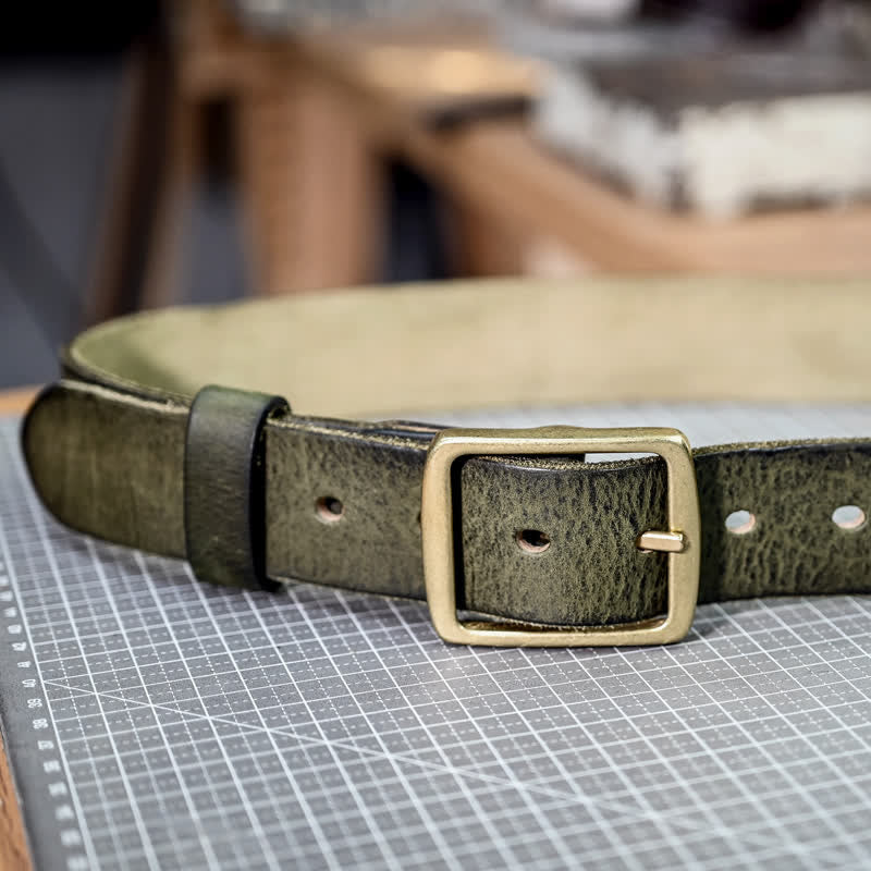 Lässiger handgefertigter Distressed-Ledergürtel mit Messingschnalle