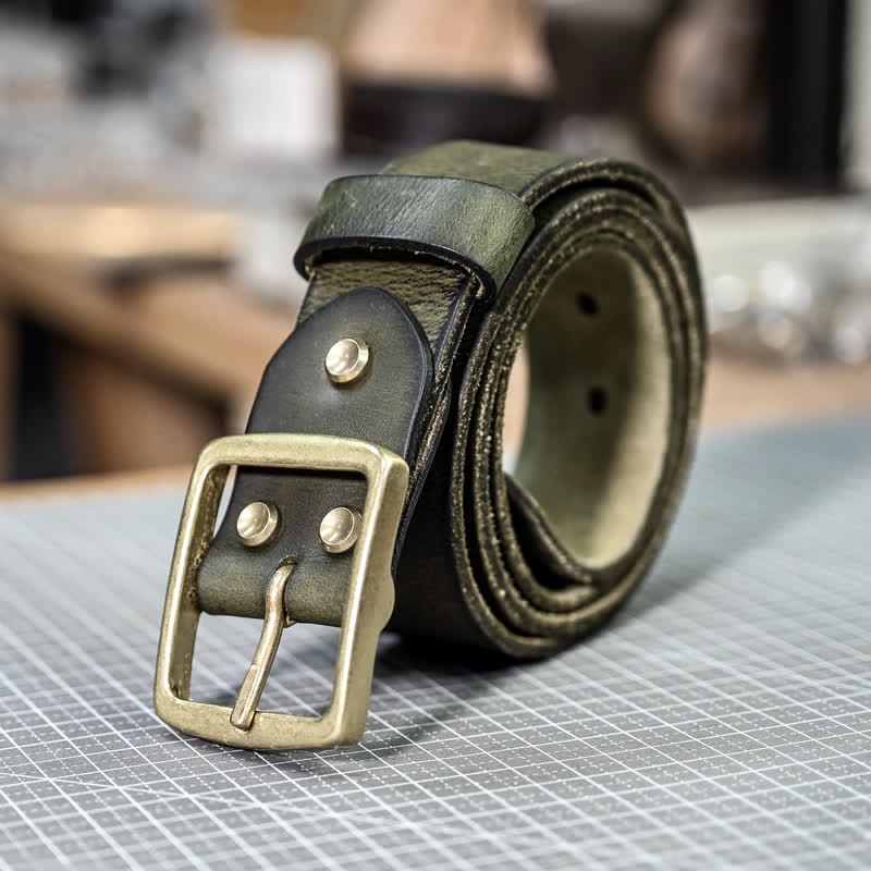 Lässiger handgefertigter Distressed-Ledergürtel mit Messingschnalle