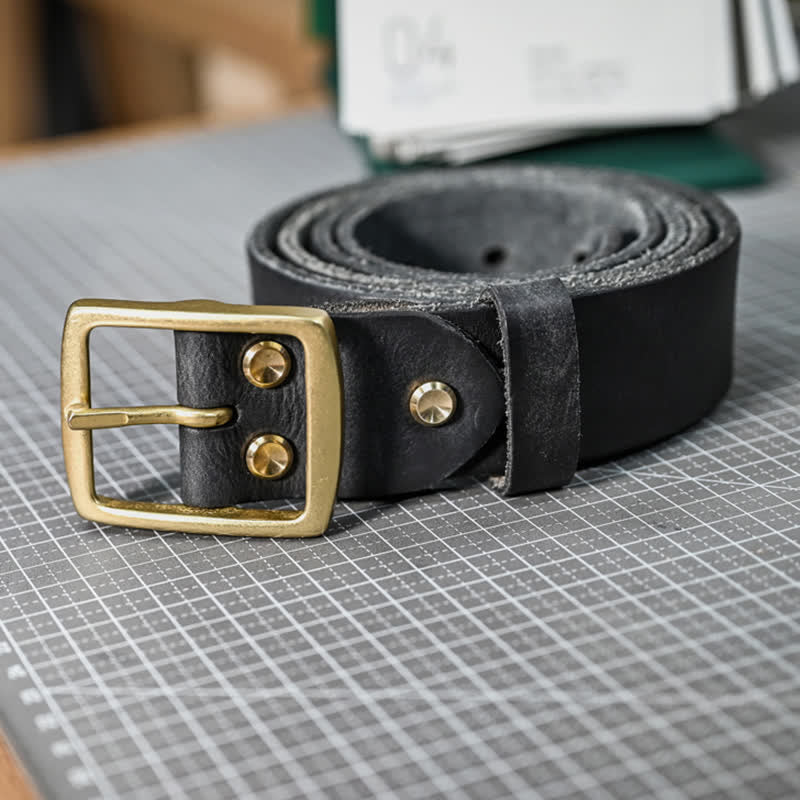 Lässiger handgefertigter Distressed-Ledergürtel mit Messingschnalle