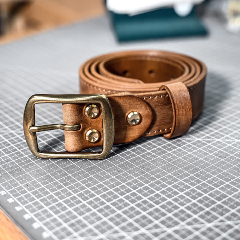 Retro-Ledergürtel mit Messingschnalle im Used-Look und handgefertigten Nähten - image 2