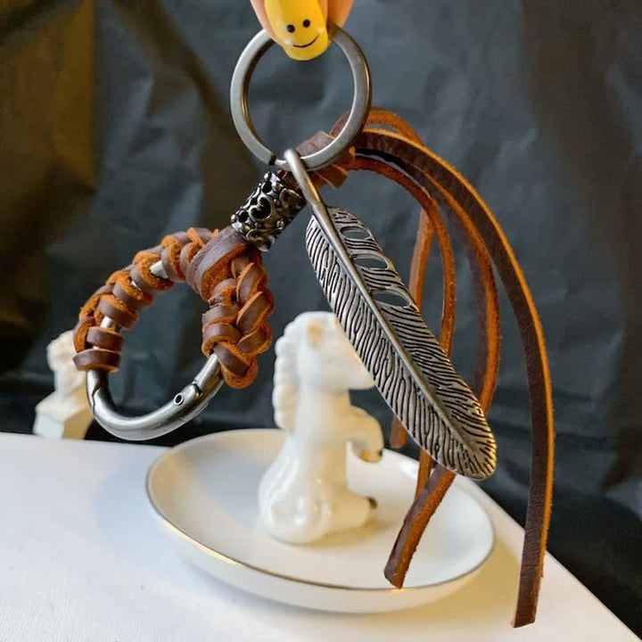 Vintage Schlüsselanhänger mit geflochtener Lederquaste und Metallfeder