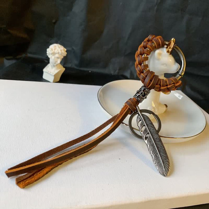 Vintage Schlüsselanhänger mit geflochtener Lederquaste und Metallfeder