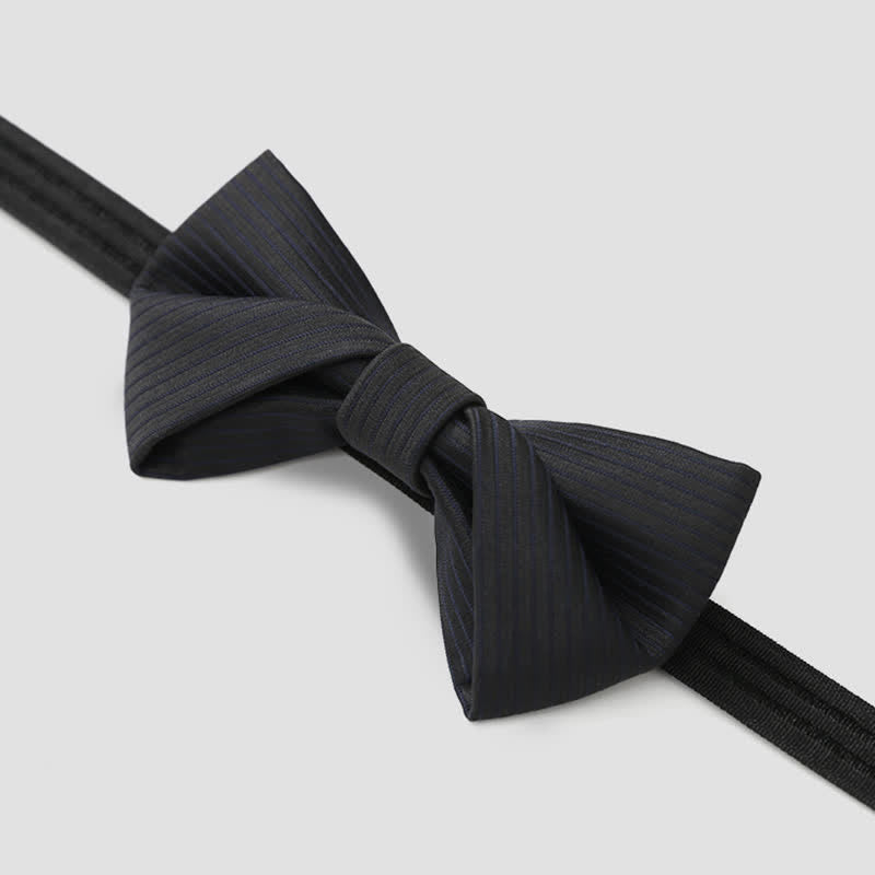 Schwarze, dezente Business-Fliege aus Twill mit marineblauen Streifen für Herren