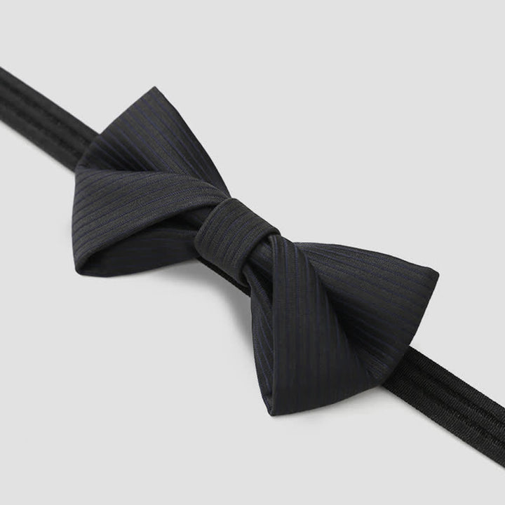 Schwarze, dezente Business-Fliege aus Twill mit marineblauen Streifen für Herren