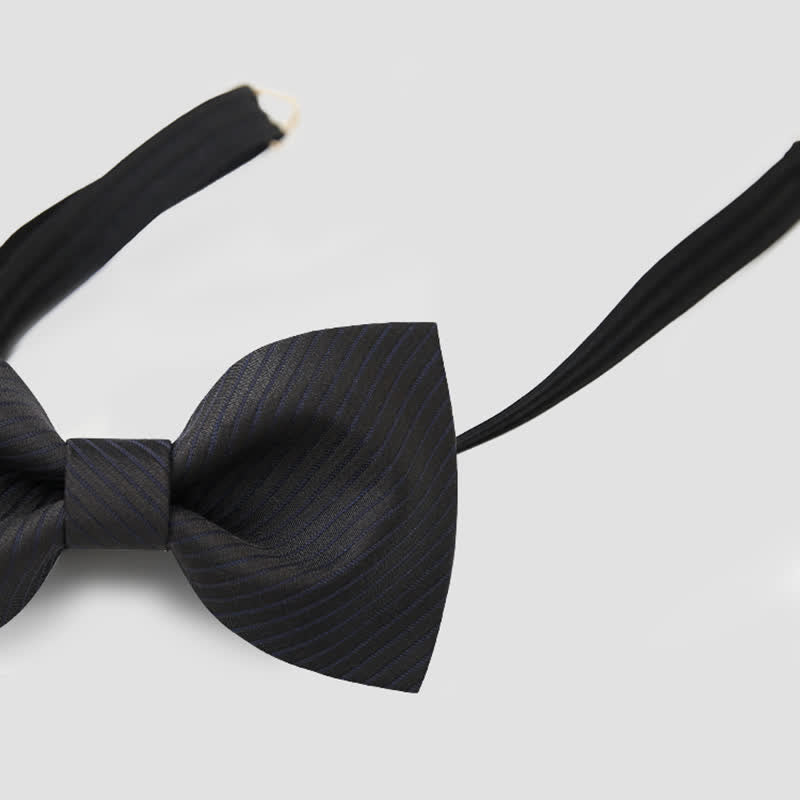 Schwarze, dezente Business-Fliege aus Twill mit marineblauen Streifen für Herren