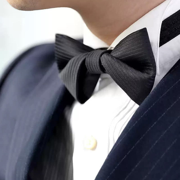 Schwarze, dezente Business-Fliege aus Twill mit marineblauen Streifen für Herren