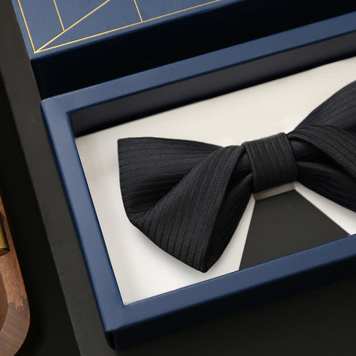 Schwarze, dezente Business-Fliege aus Twill mit marineblauen Streifen für Herren