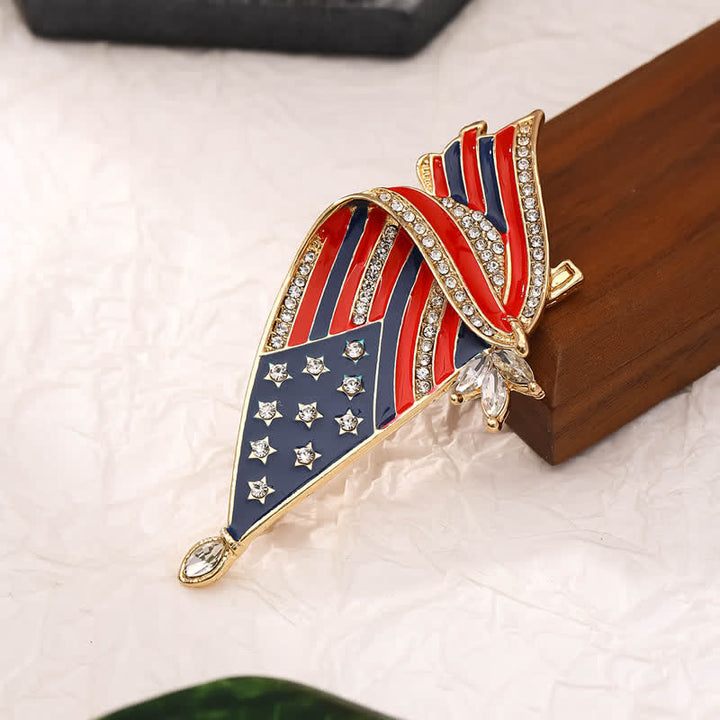 Emaillierte patriotische Brosche mit amerikanischer Flagge und Strasssteinen
