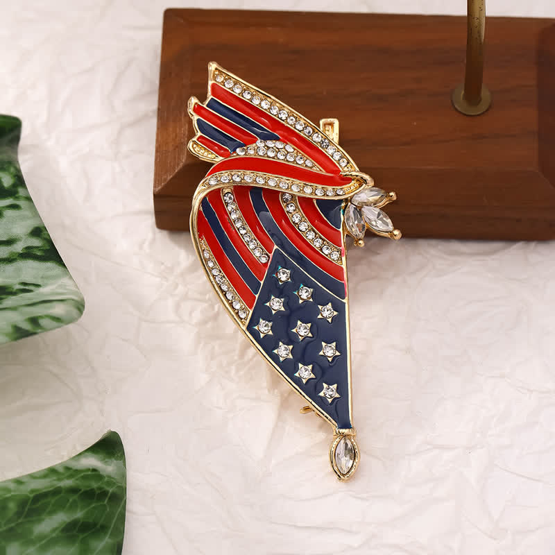 Emaillierte patriotische Brosche mit amerikanischer Flagge und Strasssteinen