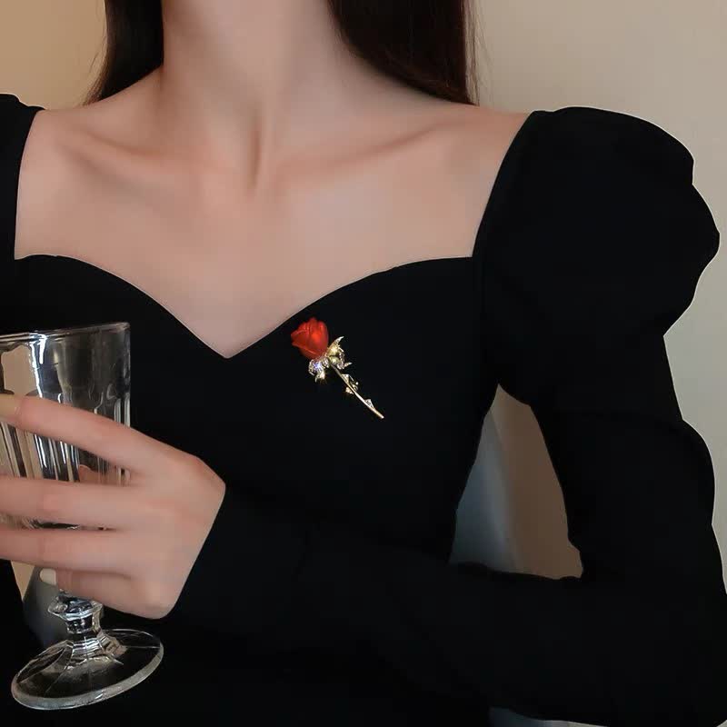 Charmante rote Rose mit glänzendem Strass für Damen