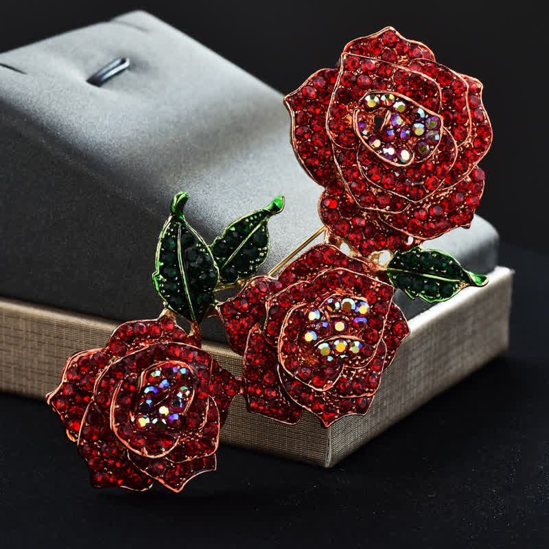Brosche mit funkelnden Strasssteinen „Triple Beauty Roses“ für Damen