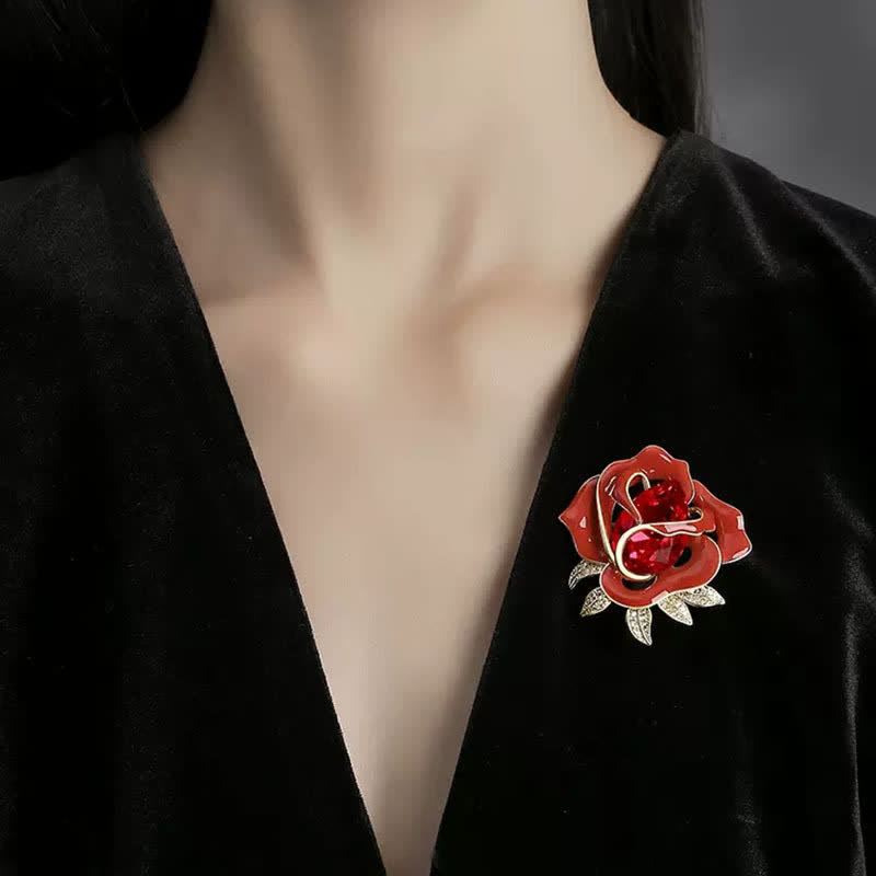 Elegante rote Rosenbrosche mit Kristallknöpfen für Damen