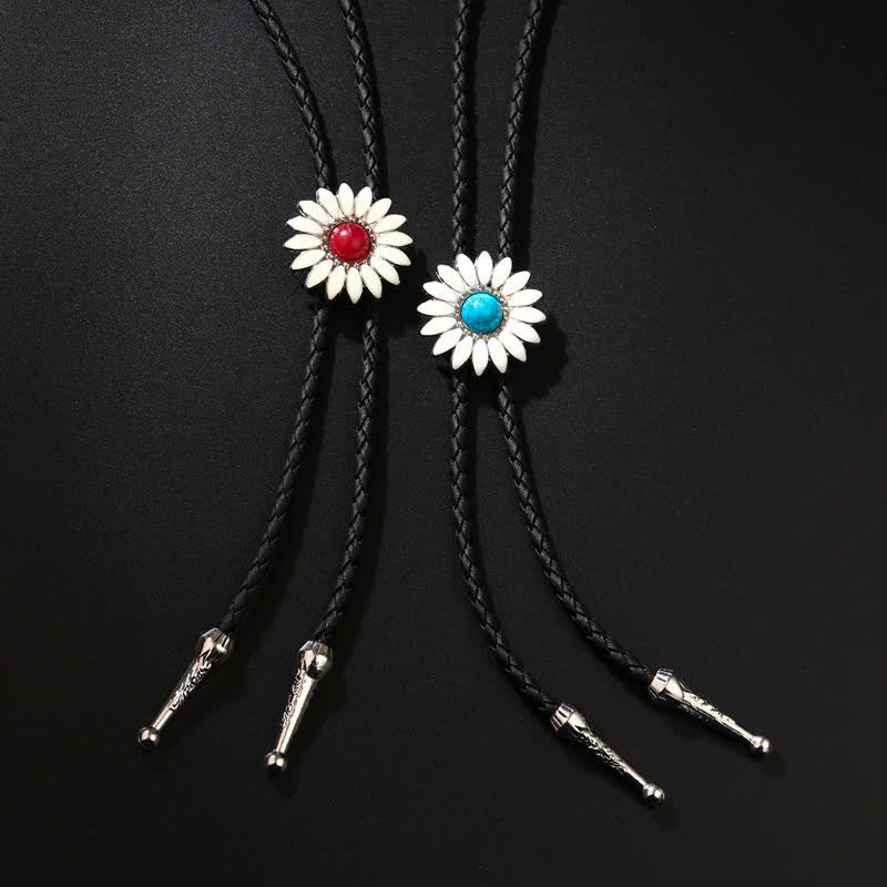 Bolokrawatte mit Sonnenblumen-Anhänger und kleinem Gänseblümchen
