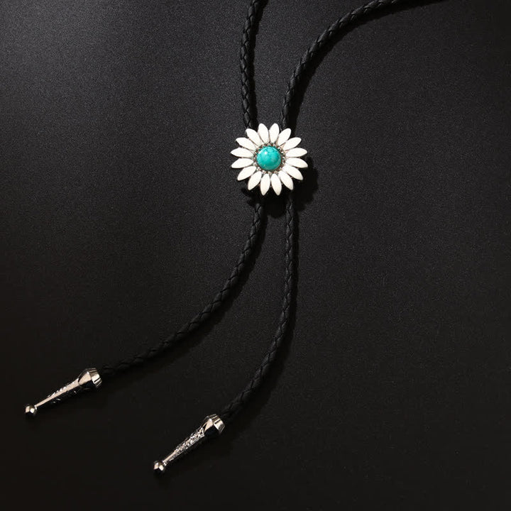 Bolokrawatte mit Sonnenblumen-Anhänger und kleinem Gänseblümchen