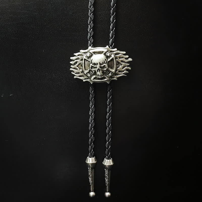 Bolokrawatte mit Totenkopf-Anhänger im Punk-Stil