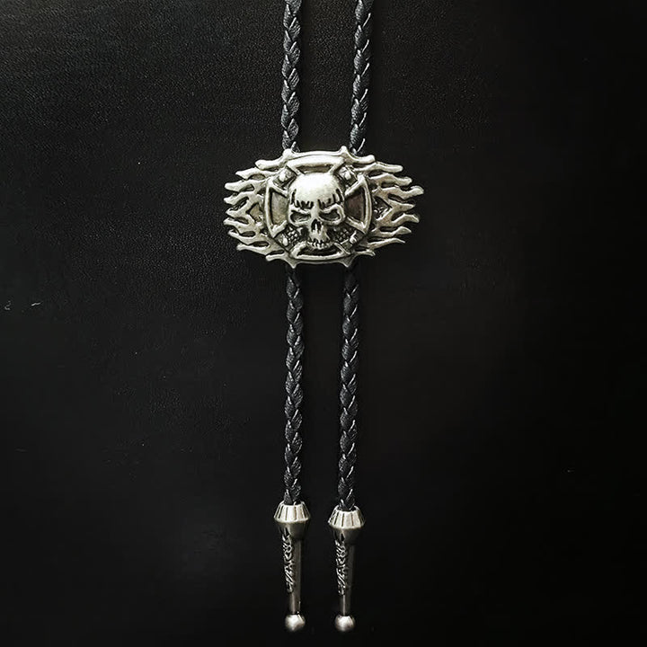 Bolokrawatte mit Totenkopf-Anhänger im Punk-Stil