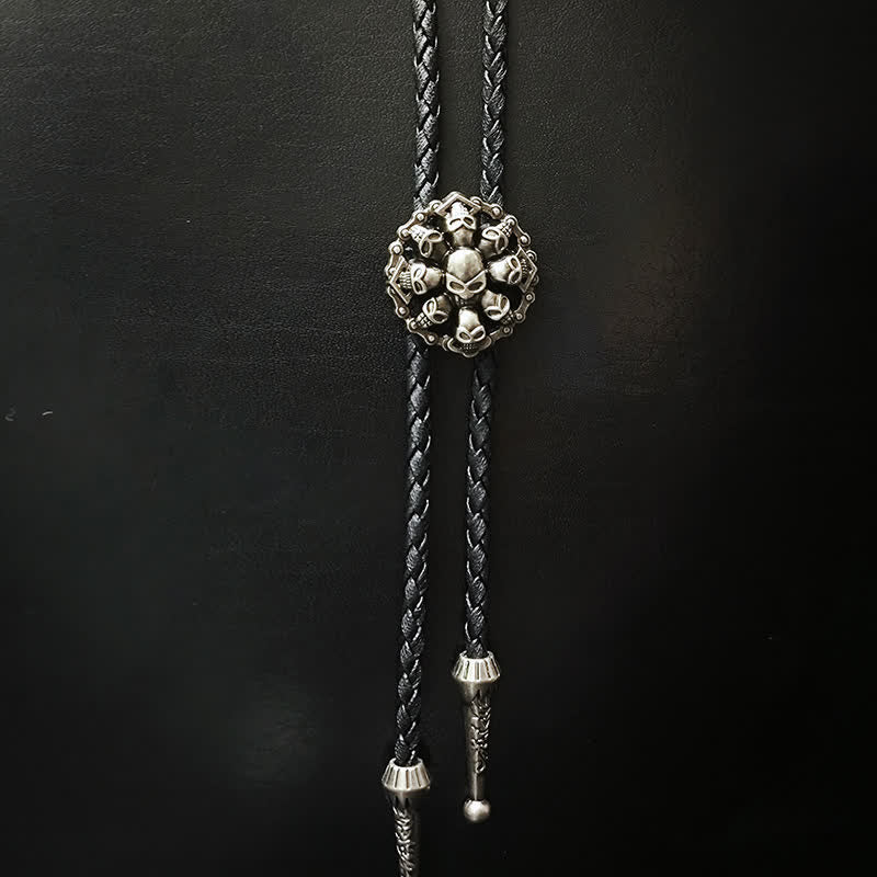 Bolokrawatte mit Totenkopf-Anhänger im Punk-Stil