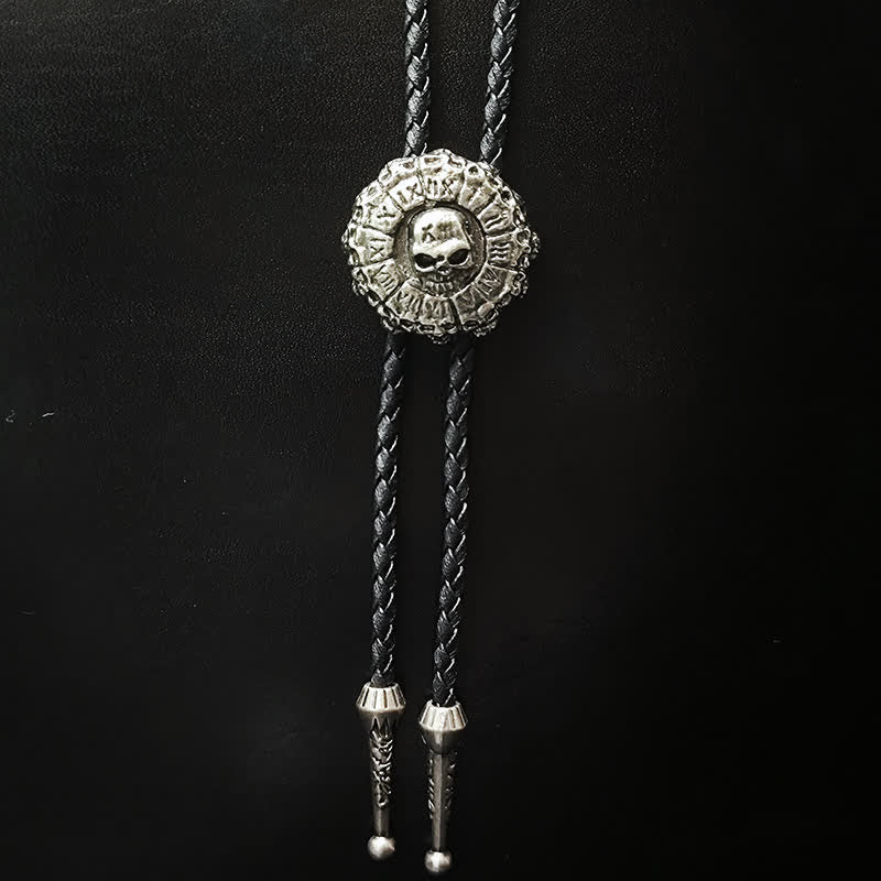 Bolokrawatte mit Totenkopf-Anhänger im Punk-Stil