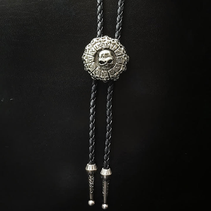 Bolokrawatte mit Totenkopf-Anhänger im Punk-Stil