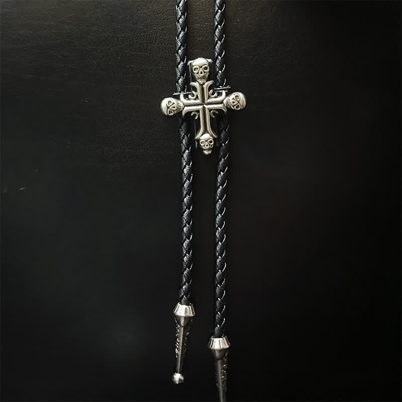 Bolokrawatte mit Totenkopf-Anhänger im Punk-Stil
