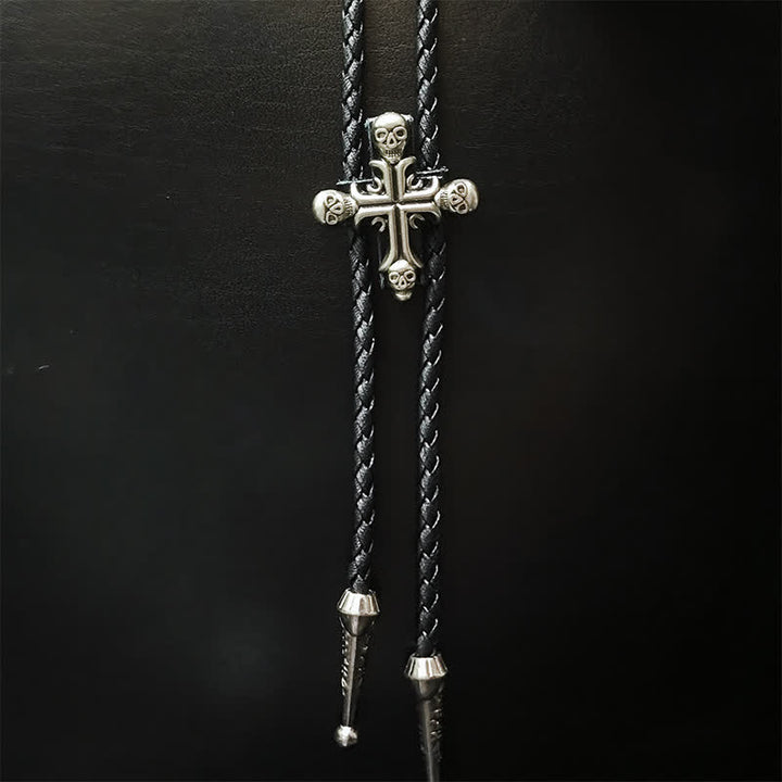 Bolokrawatte mit Totenkopf-Anhänger im Punk-Stil
