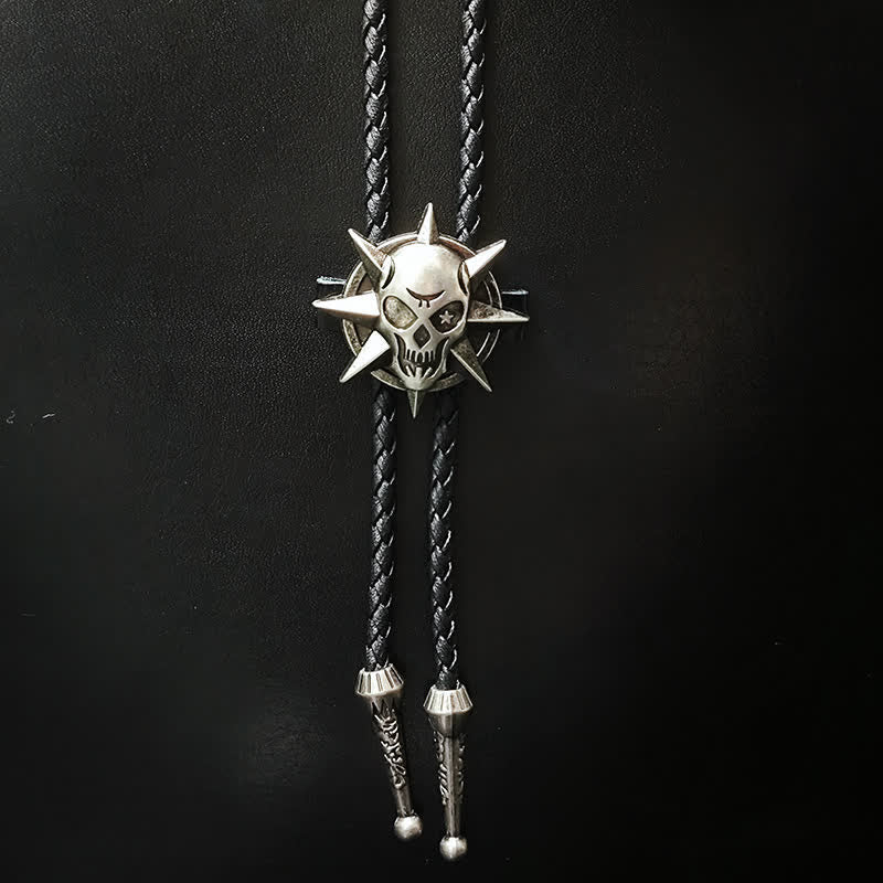 Bolokrawatte mit Totenkopf-Anhänger im Punk-Stil