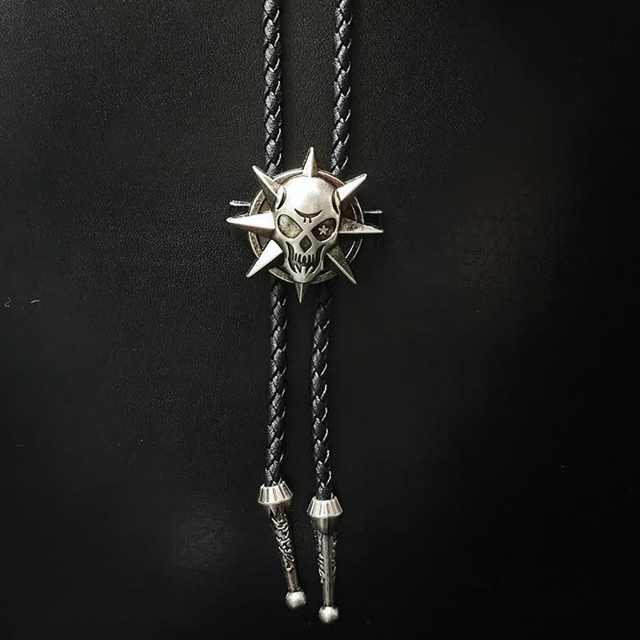 Bolokrawatte mit Totenkopf-Anhänger im Punk-Stil