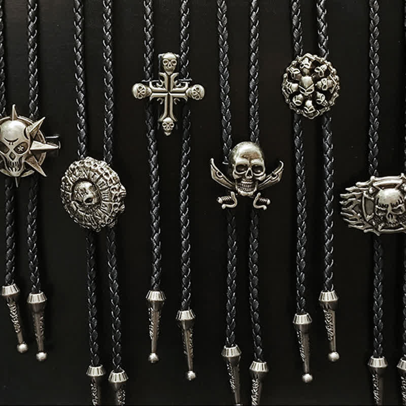 Bolokrawatte mit Totenkopf-Anhänger im Punk-Stil