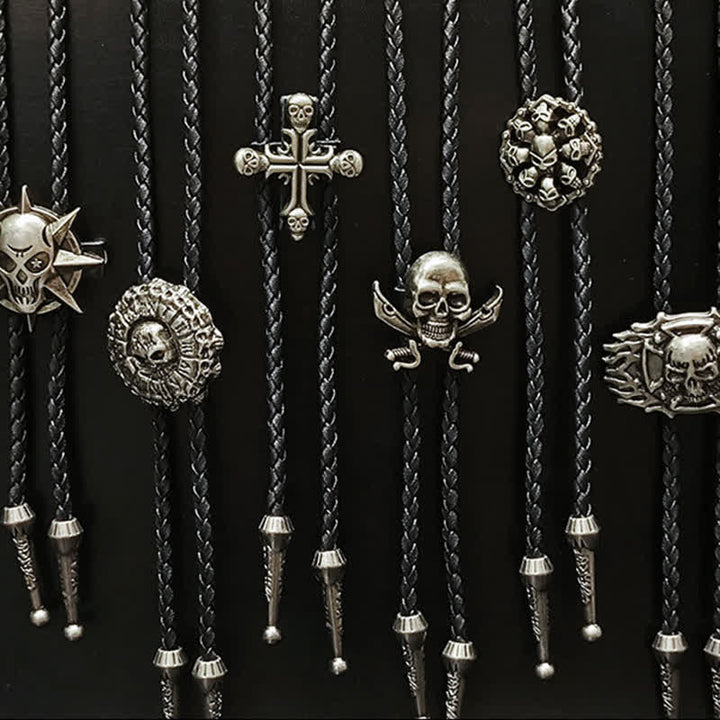 Bolokrawatte mit Totenkopf-Anhänger im Punk-Stil