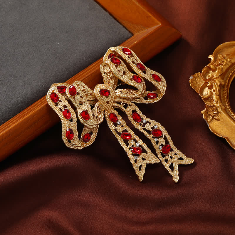 Ausgefallene Brosche mit Schleife und Knoten aus gewelltem Metallband für Damen in Gold