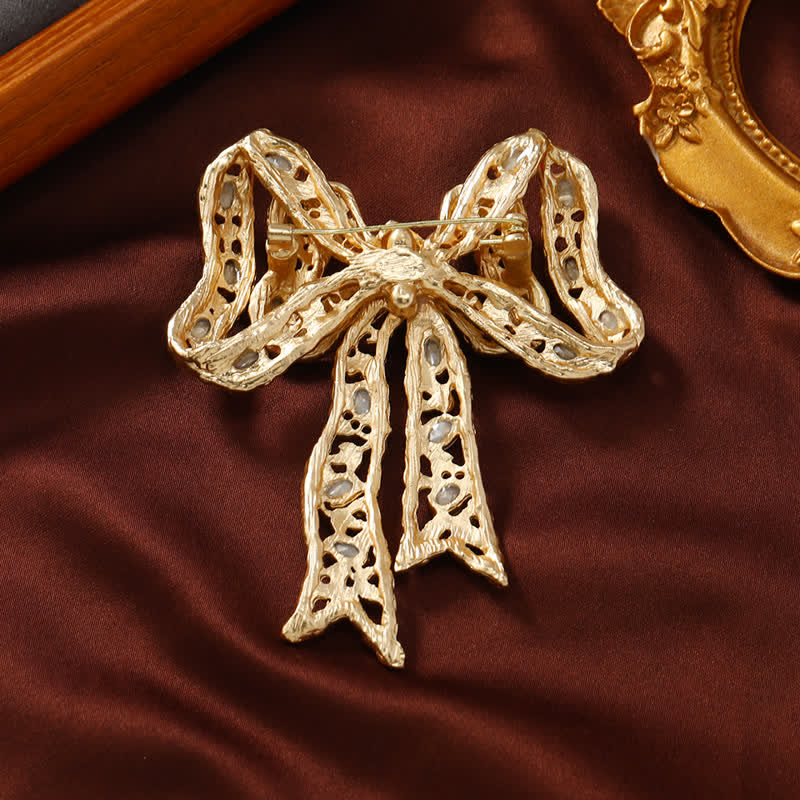 Ausgefallene Brosche mit Schleife und Knoten aus gewelltem Metallband für Damen in Gold